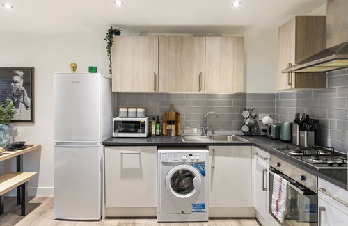 Leyton Apartamento | A Splash of Color: Spacious & Funky 3-BR Flat