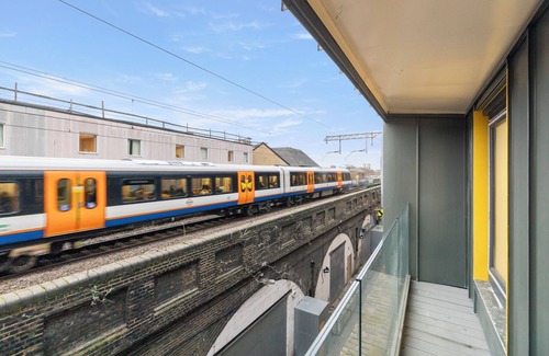 Leyton Apartamento | A Splash of Color: Spacious & Funky 3-BR Flat