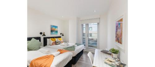 Leyton Apartamento | A Splash of Color: Spacious & Funky 3-BR Flat