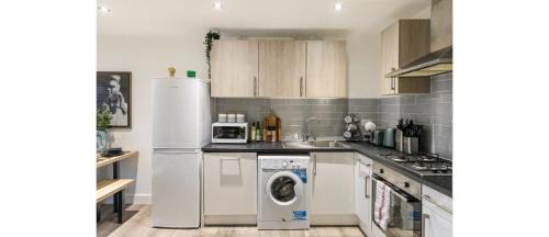 Leyton Apartamento | A Splash of Color: Spacious & Funky 3-BR Flat
