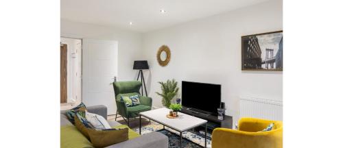 Leyton Apartamento | A Splash of Color: Spacious & Funky 3-BR Flat