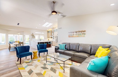 Paradise Park Vista Casa | A stately luxury house with pool nestled in a serene neighborhood