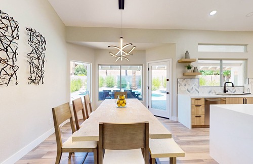 Paradise Park Vista Casa | A stately luxury house with pool nestled in a serene neighborhood