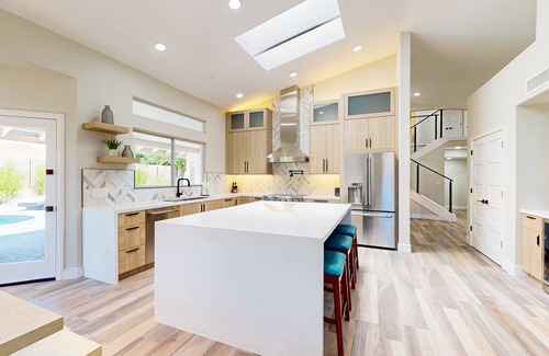 Paradise Park Vista Casa | A stately luxury house with pool nestled in a serene neighborhood