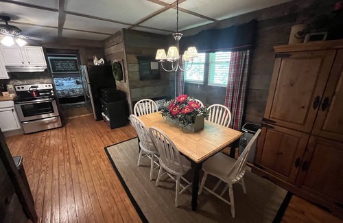 Wolf Laurel Cabina | A step back in time, with today's modern touches.