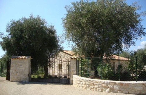 Les Maillans Casa | Una casa de piedra en el campo rodeada de olivos