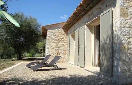 Les Maillans Casa | Una casa de piedra en el campo rodeada de olivos