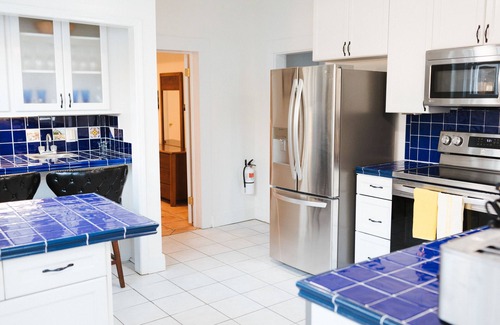 Biloxi Casa | Prime Location,10 Guests, Front Porch, Back Yard, Modern Appliances/TVs