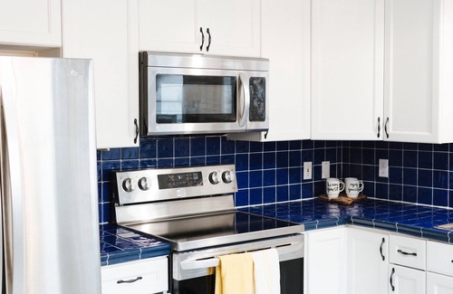 Biloxi Casa | Prime Location,10 Guests, Front Porch, Back Yard, Modern Appliances/TVs