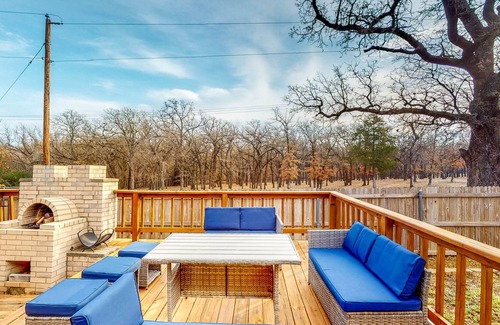 Azle Casa | A Stroll to the Lake