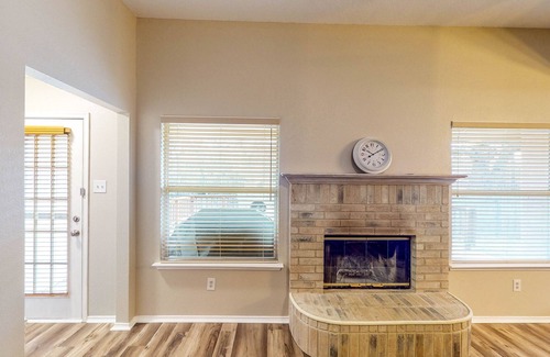 Azle Casa | A Stroll to the Lake
