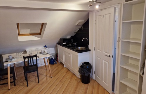 College Park and Old Oak Apartamento | A studio overbooking the city