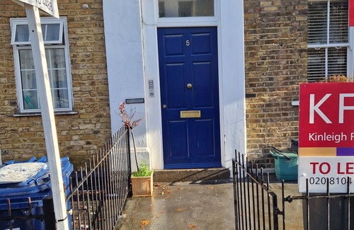 College Park and Old Oak Apartamento | A studio overbooking the city