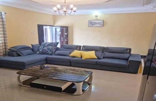 Okitipupa Apartamento | A Stunning 3 Bedroom Apartment in Okitipupa -6 ppl