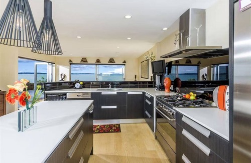 Torbay Casa | A stunning cliffside home with an expansive 270-degree panoramic sea view.