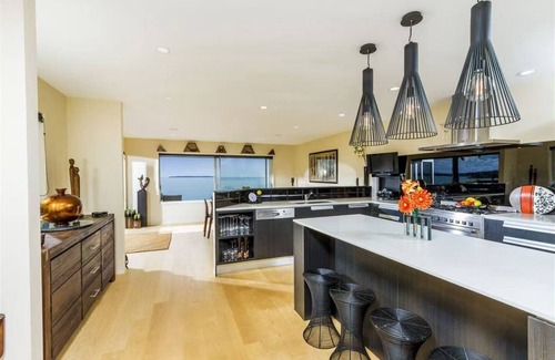 Torbay Casa | A stunning cliffside home with an expansive 270-degree panoramic sea view.