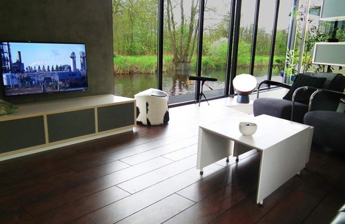 Giethoorn Alquiler De Eote | Una impresionante casa flotante de diseño contemporáneo.