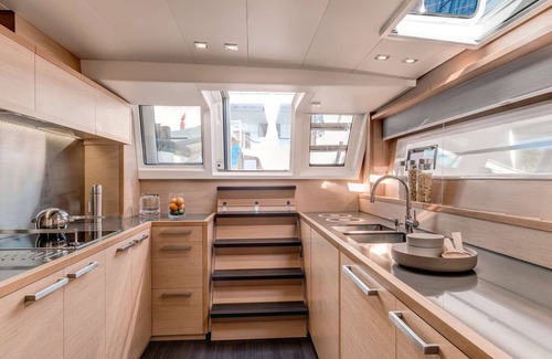 Paradise Island Alquiler De Eote | A stunning Lagoon 630 crewed power catamaran available in the Bahamas.