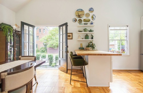 Indianapolis Casa | A stylish retreat in a beautiful 1924 Bungalow in the heart of Butler-Tarkington - Pet Friendly
