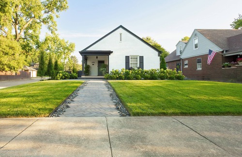 Indianapolis Casa | A stylish retreat in a beautiful 1924 Bungalow in the heart of Butler-Tarkington - Pet Friendly