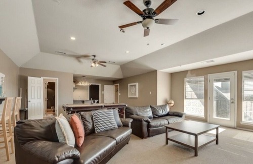 Fort Worth Casa | A summer boat dock & a pool