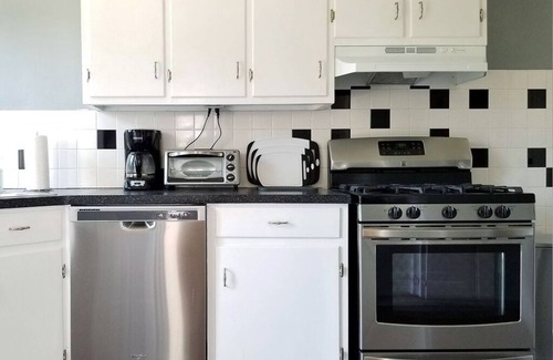 Erie Casa | ❣ A Sunny & Stylish 4BR near Presque Isle w/ WiFi
