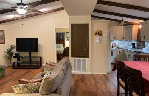 Canyon Lake Casa | A Sunshine Cottage
