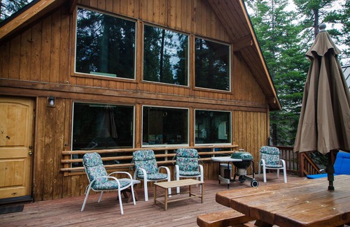 Sunnyside Cabina | Una super cabina en la costa oeste de Tahoe con DERECHOS DE PLAYA PRIVADOS. Contra el bosque