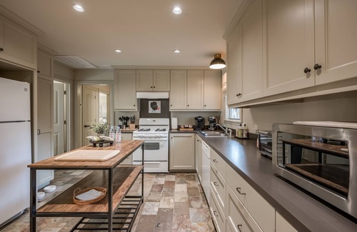Garden Oaks Casa | A sweet cosy bungalow in the heart of Houston perfect for families & pets!