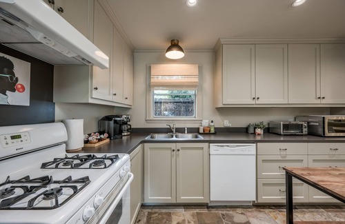 Garden Oaks Casa | A sweet cosy bungalow in the heart of Houston perfect for families & pets!