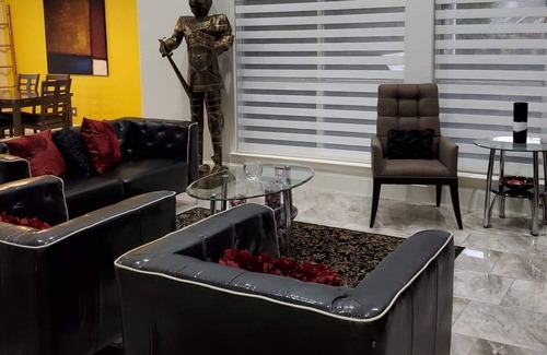 Lewisville Casa | A touch of class away from home