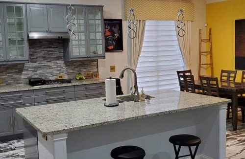 Lewisville Casa | A touch of class away from home