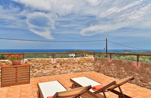 Platanias Villa | Una villa tradicional con vista panorámica del mar de Creta.