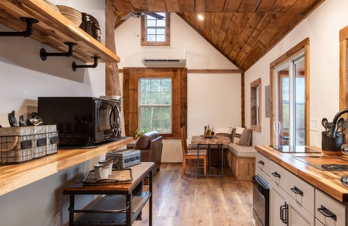 Wardensville Cabina | A Tranquil Retreat on a 67-Acre Farm Surrounded by the GW National Forest
