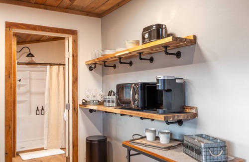 Wardensville Cabina | A Tranquil Retreat on a 67-Acre Farm Surrounded by the GW National Forest