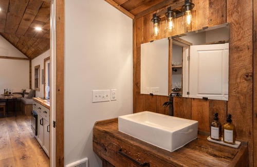 Wardensville Cabina | A Tranquil Retreat on a 67-Acre Farm Surrounded by the GW National Forest