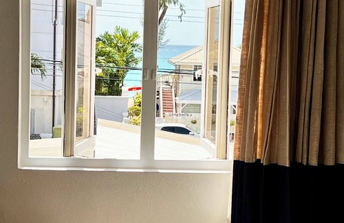 Old Trees Bay Apartamento | A True Slice of Paradise in Paynes Bay, Newly renovated upper level apartment.