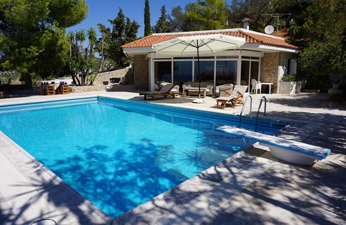 Kilada Villa | Una villa de dos casa con impresionante vista para la relajación y la diversión