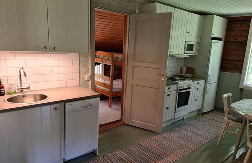 Svenljunga Municipality Cabaña | Una típica casa sueca de madera, roja con esquinas blancas.