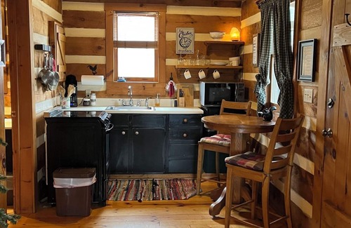Piper Gap Cabina | A Unique Bed and Breakfast...Log Cabins, with Hot Tubs and Breakfast Delivered Each Morning :)