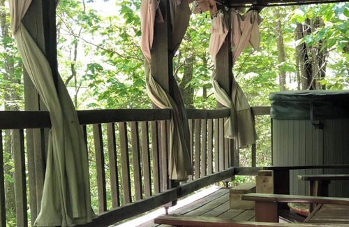 Piper Gap Cabina | A Unique Bed and Breakfast...Log Cabins, with Hot Tubs and Breakfast Delivered Each Morning :)
