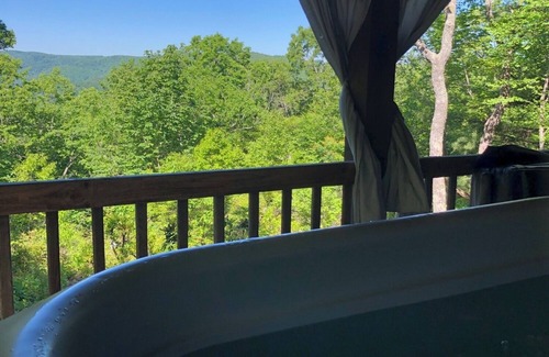 Piper Gap Cabina | A Unique Bed and Breakfast...Log Cabins, with Hot Tubs and Breakfast Delivered Each Morning :)