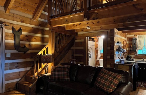 Piper Gap Cabina | A Unique Bed and Breakfast...Log Cabins, with Hot Tubs and Breakfast Delivered Each Morning :)