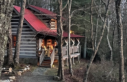 Piper Gap Cabina | A Unique Bed and Breakfast...Log Cabins, with Hot Tubs and Breakfast Delivered Each Morning :)