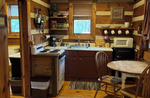 Piper Gap Cabina | A Unique Bed and Breakfast...Log Cabins, with Hot Tubs and Breakfast Delivered Each Morning :)