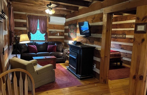 Piper Gap Cabina | A Unique Bed and Breakfast...Log Cabins, with Hot Tubs and Breakfast Delivered Each Morning :)