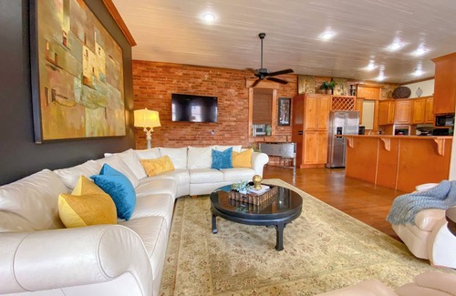 Enterprise Apartamento | A unique lodging experience located in the heart of downtown Enterprise!