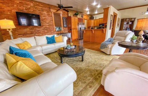 Enterprise Apartamento | A unique lodging experience located in the heart of downtown Enterprise!