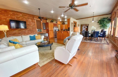 Enterprise Apartamento | A unique lodging experience located in the heart of downtown Enterprise!