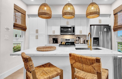 Nassau Condominio | A vibrant, colorful, tropical retreat condo, 2 min drive to the beach, pool